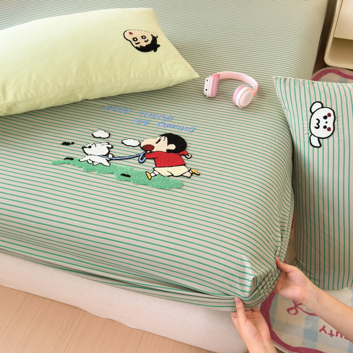 91家纺网 家纺一手货源 找家纺 一霖家纺 2025新款高克重云朵棉毛巾绣床笠 小红书热推 床笠款毛巾绣-小新与小白