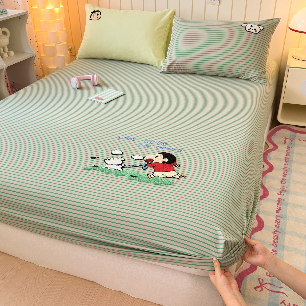 91家纺网 家纺一手货源 找家纺 一霖家纺 2025新款高克重云朵棉毛巾绣床笠 小红书热推 床笠款毛巾绣-小新与小白