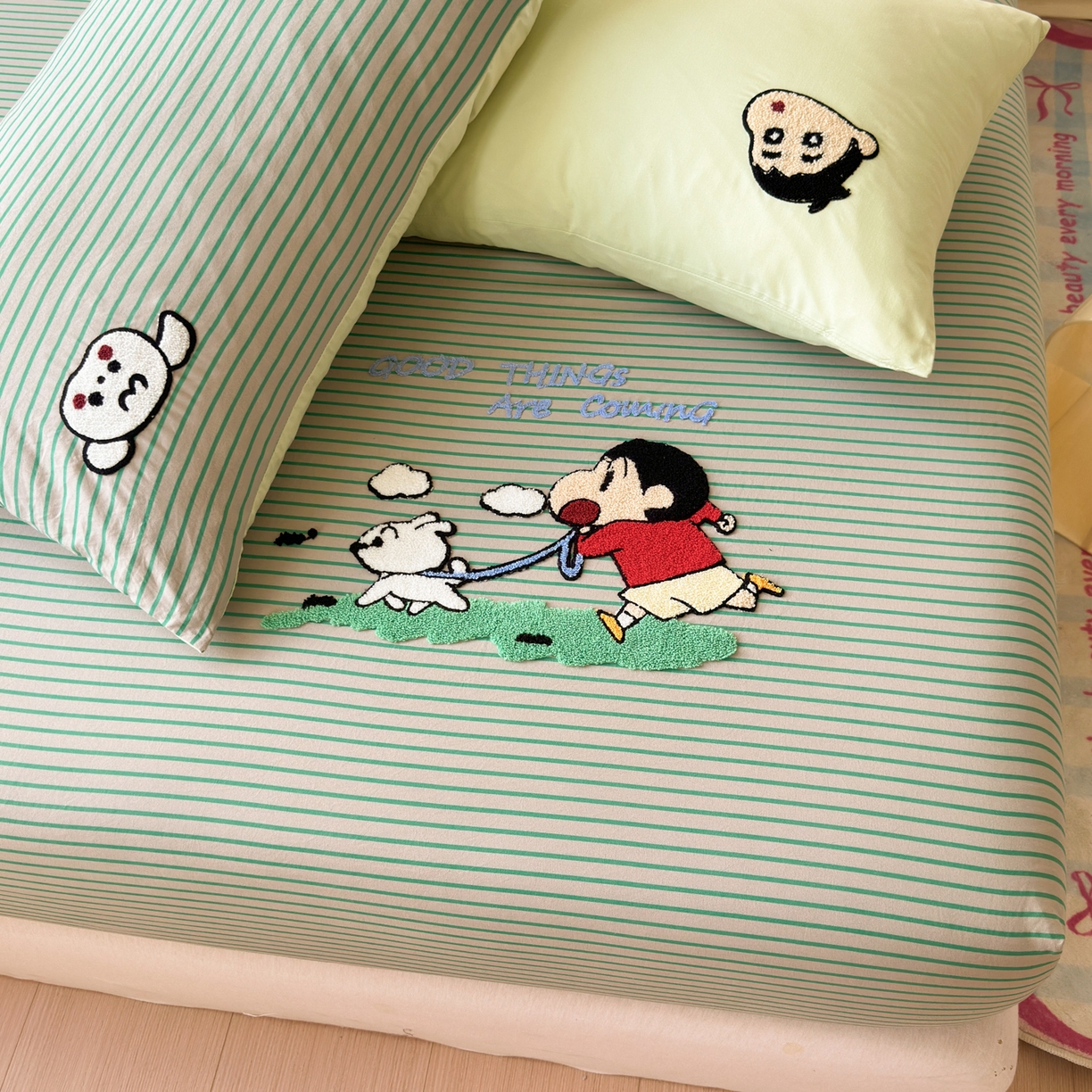 91家纺网 家纺一手货源 找家纺 一霖家纺 2025新款高克重云朵棉毛巾绣床笠 小红书热推 床笠款毛巾绣-小新与小白