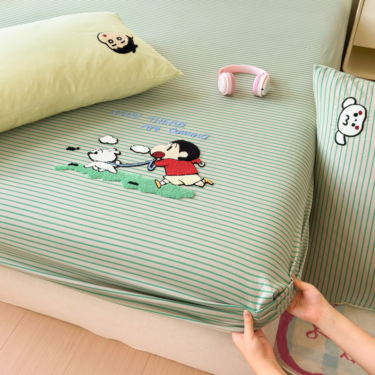 91家纺网 家纺一手货源 找家纺 一霖家纺 2025新款高克重云朵棉毛巾绣床笠 小红书热推 床笠款毛巾绣-小新与小白