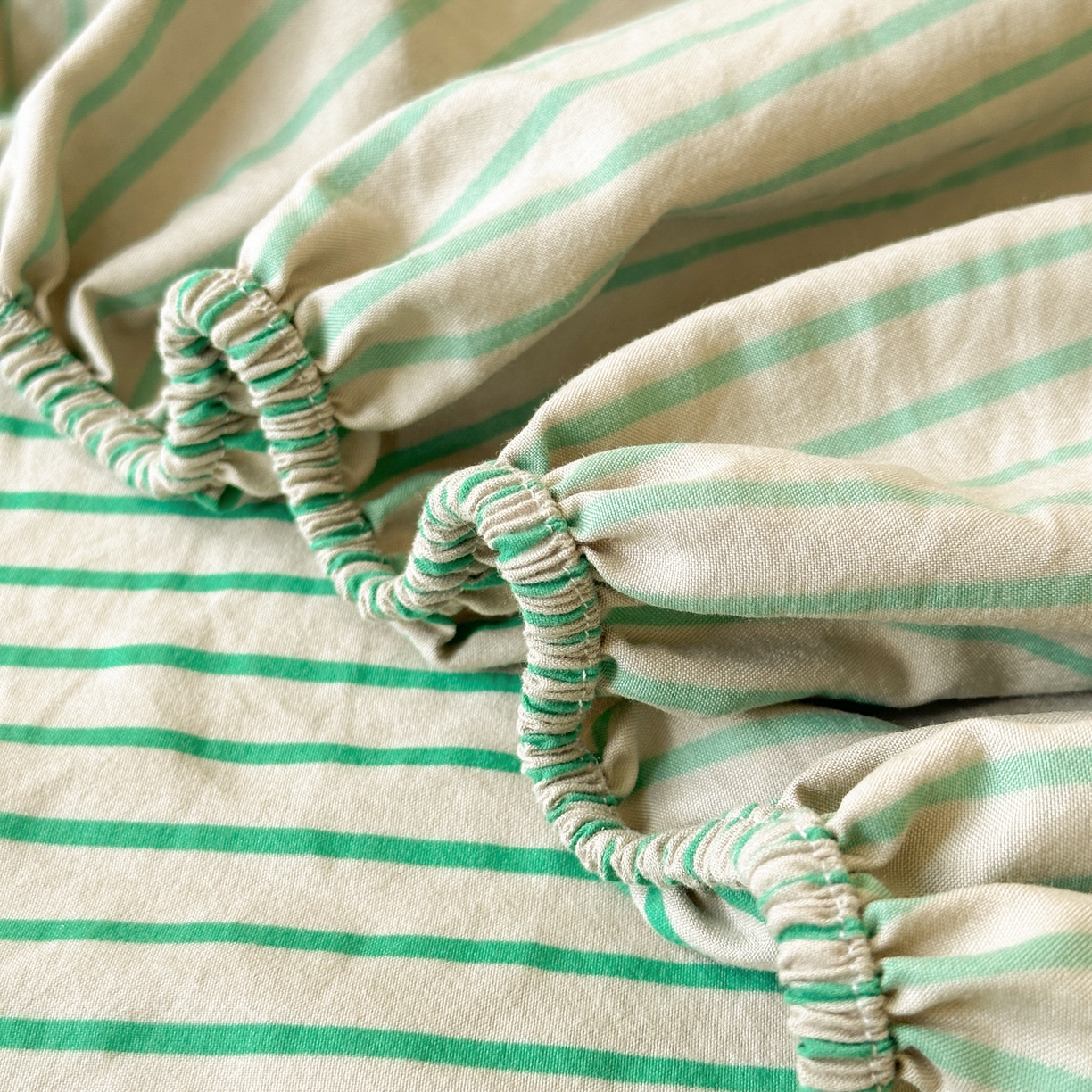 91家纺网 家纺一手货源 找家纺 一霖家纺 2025新款高克重云朵棉毛巾绣床笠 小红书热推 床笠款毛巾绣-小新与小白