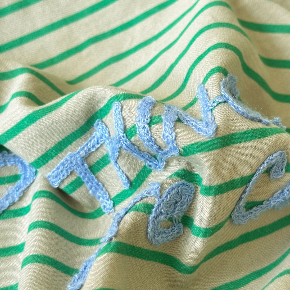 91家纺网 家纺一手货源 找家纺 一霖家纺 2025新款高克重云朵棉毛巾绣床笠 小红书热推 床笠款毛巾绣-小新与小白