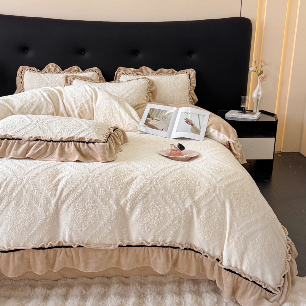 91家纺网 家纺一手货源 找家纺 绘萱家居 2025新款新品爆款高密消光织带花边款雕花牛奶绒四件套 眷恋-白卡其