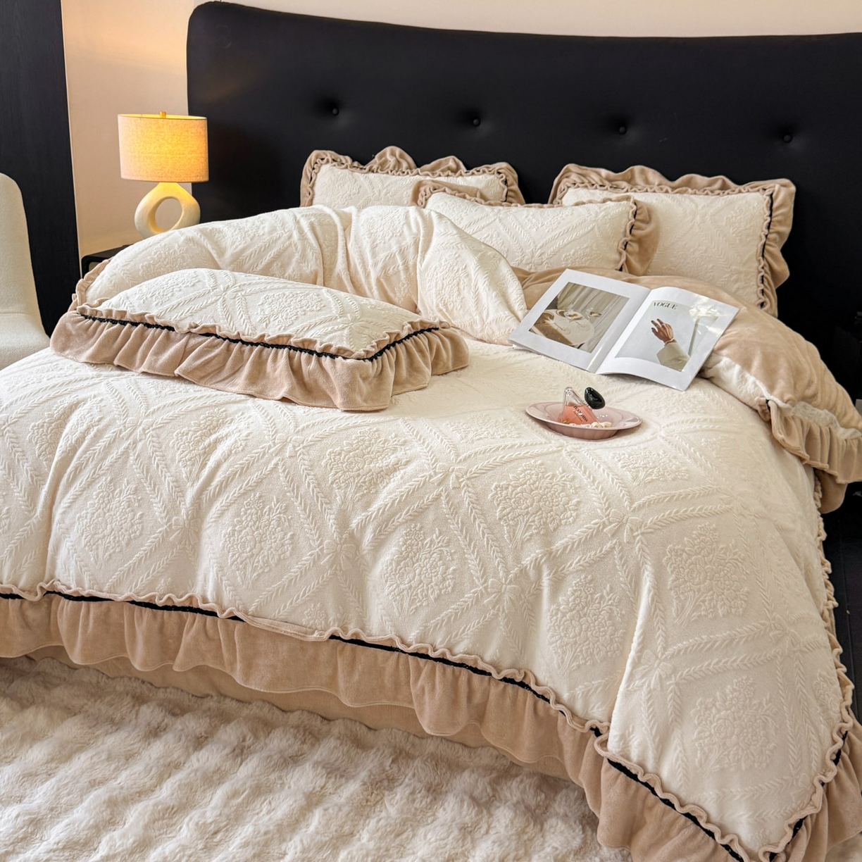 91家纺网 家纺一手货源 找家纺 绘萱家居 2025新款新品爆款高密消光织带花边款雕花牛奶绒四件套 眷恋-白卡其