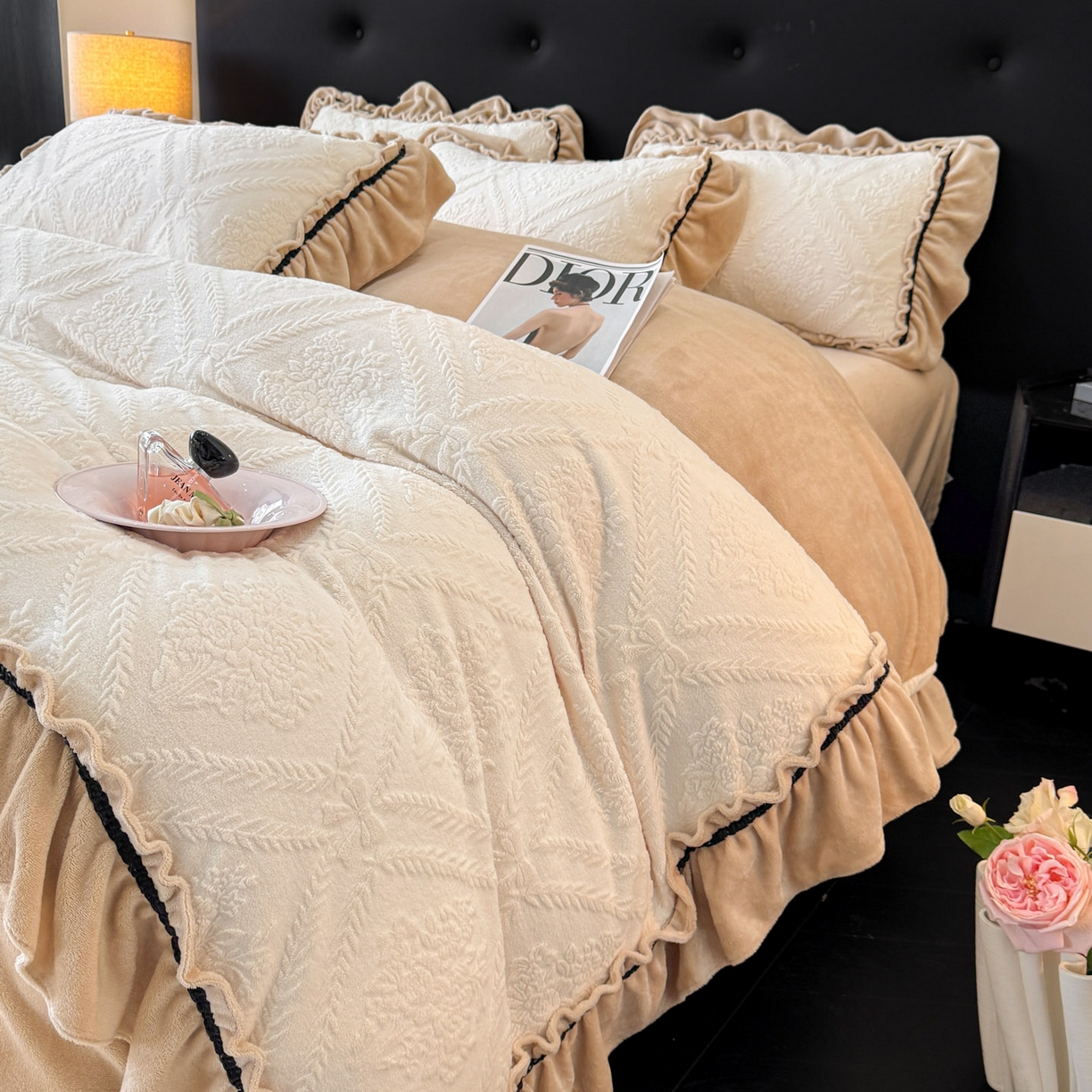 91家纺网 家纺一手货源 找家纺 绘萱家居 2025新款新品爆款高密消光织带花边款雕花牛奶绒四件套 眷恋-白卡其
