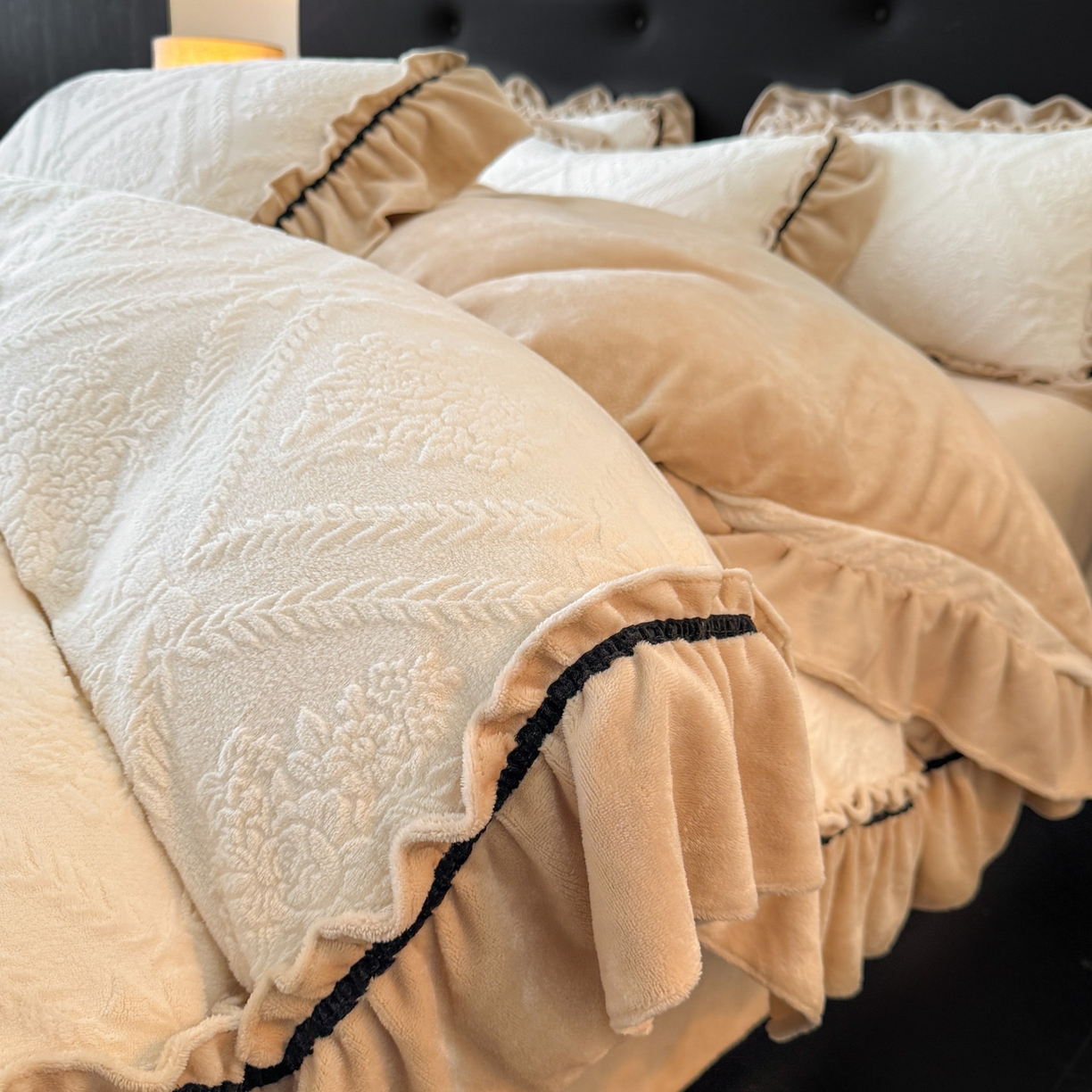 91家纺网 家纺一手货源 找家纺 绘萱家居 2025新款新品爆款高密消光织带花边款雕花牛奶绒四件套 眷恋-白卡其