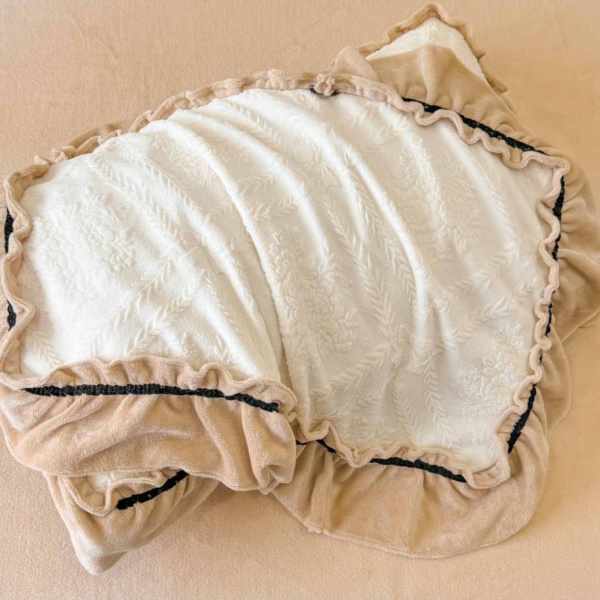 91家纺网 家纺一手货源 找家纺 绘萱家居 2025新款新品爆款高密消光织带花边款雕花牛奶绒四件套 眷恋-白卡其