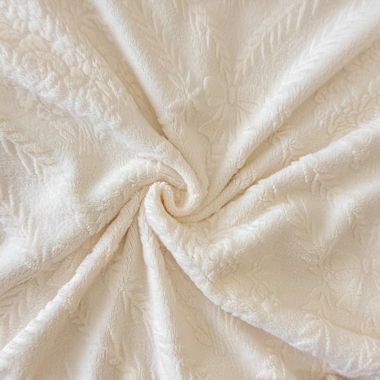 91家纺网 家纺一手货源 找家纺 绘萱家居 2025新款新品爆款高密消光织带花边款雕花牛奶绒四件套 眷恋-白卡其