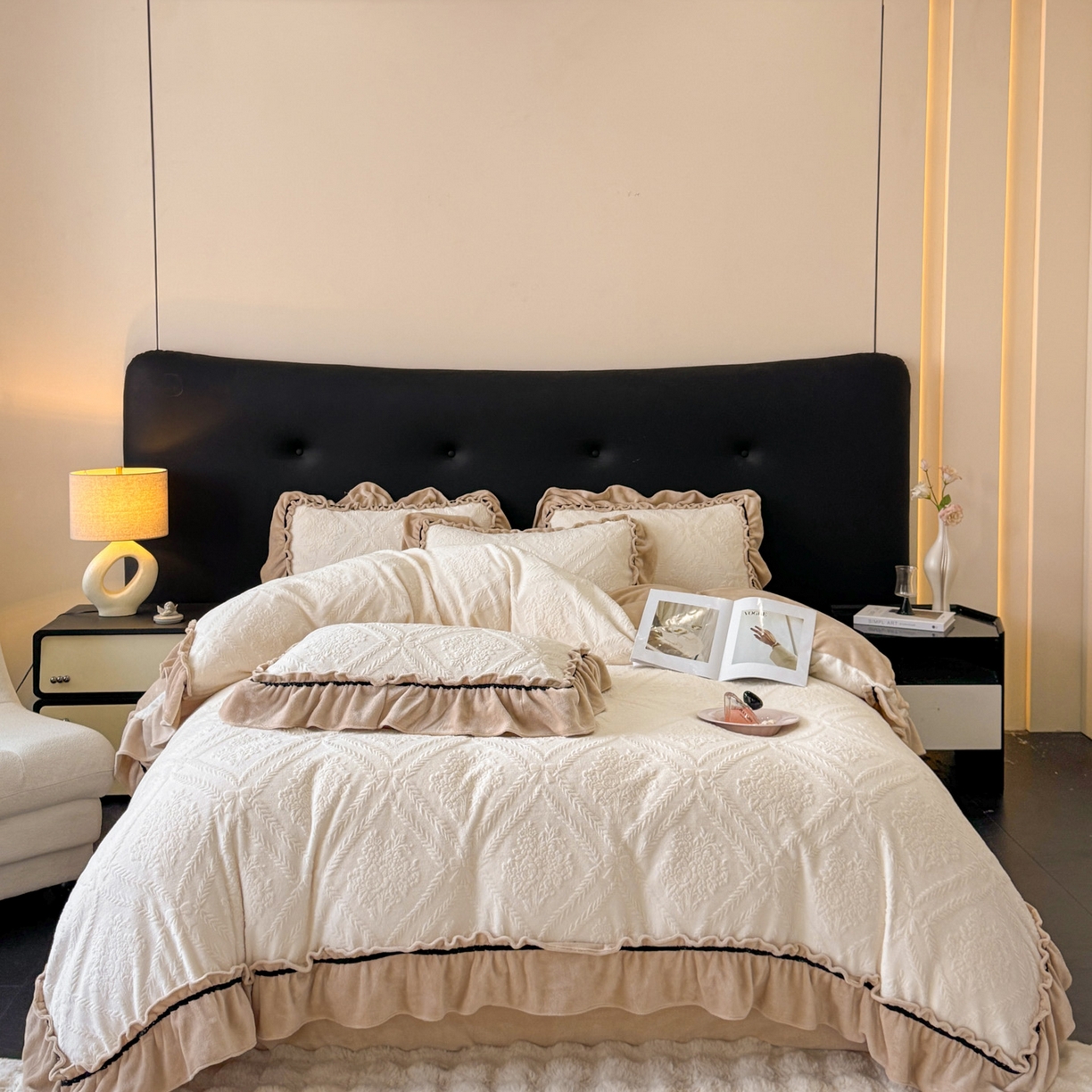 91家纺网 家纺一手货源 找家纺 绘萱家居 2025新款新品爆款高密消光织带花边款雕花牛奶绒四件套 眷恋-白卡其