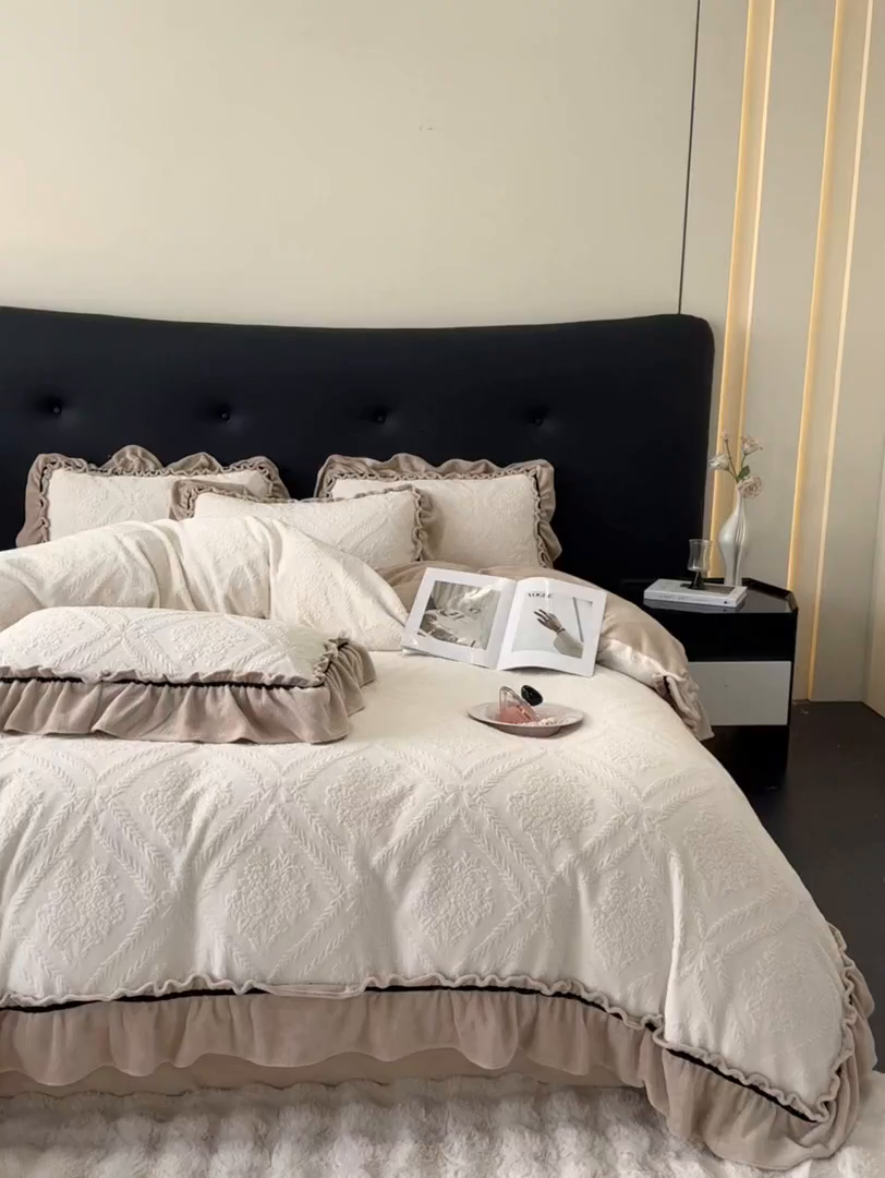 91家纺网 家纺一手货源 找家纺 绘萱家居 2025新款新品爆款高密消光织带花边款雕花牛奶绒四件套 眷恋-白卡其