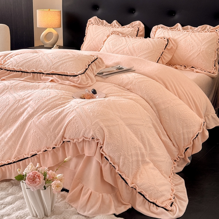 绘萱家居 2025新款新品爆款高密消光织带花边款雕花牛奶绒四件套 眷恋-粉