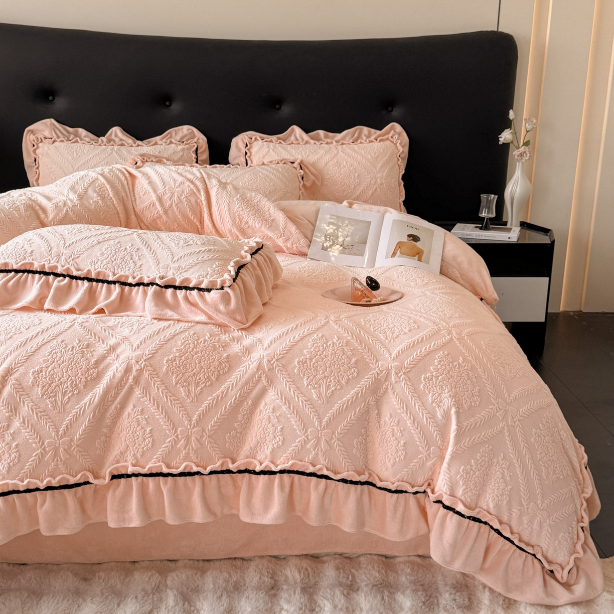 91家纺网 家纺一手货源 找家纺 绘萱家居 2025新款新品爆款高密消光织带花边款雕花牛奶绒四件套 眷恋-粉