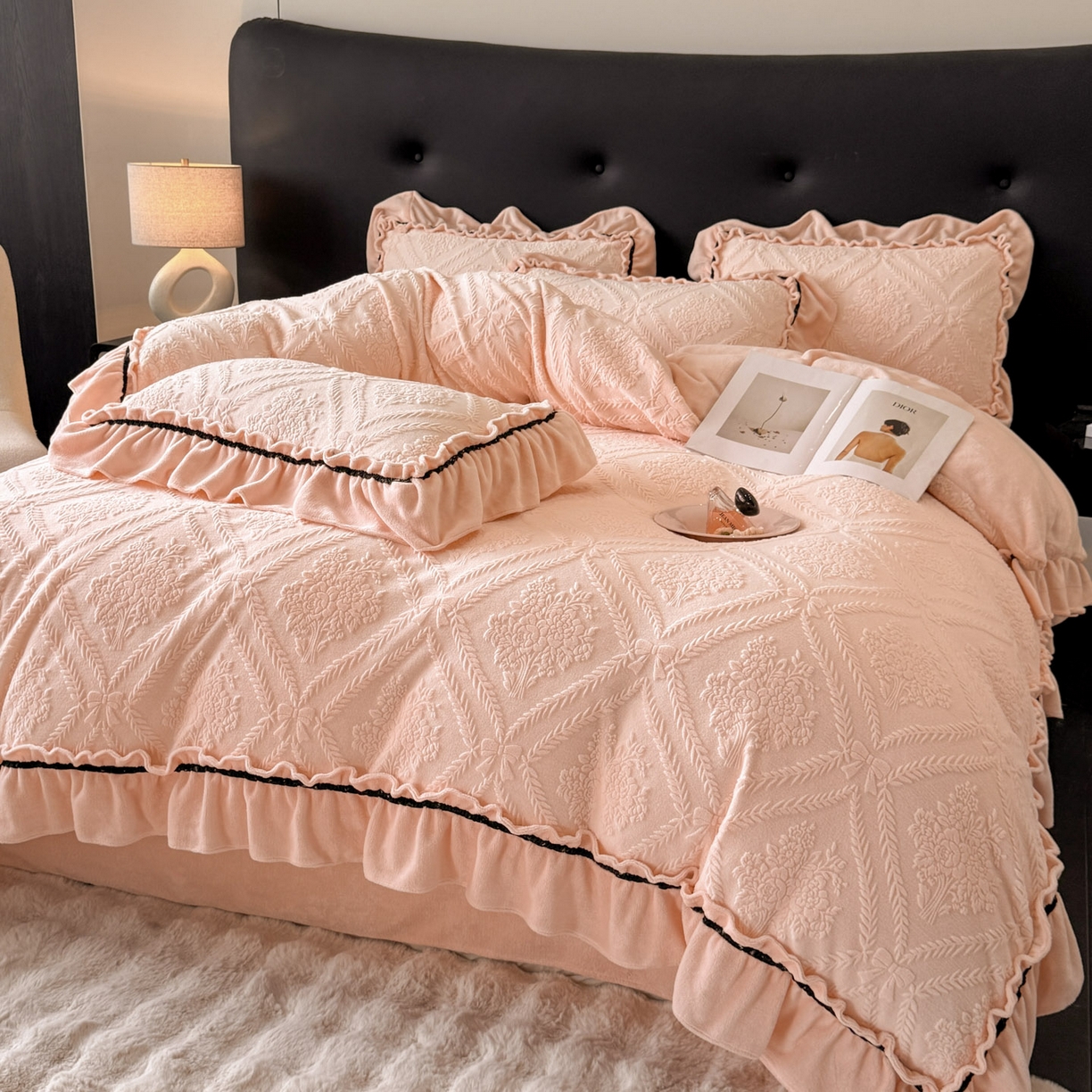 91家纺网 家纺一手货源 找家纺 绘萱家居 2025新款新品爆款高密消光织带花边款雕花牛奶绒四件套 眷恋-粉