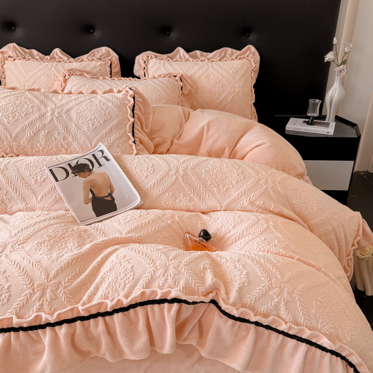 91家纺网 家纺一手货源 找家纺 绘萱家居 2025新款新品爆款高密消光织带花边款雕花牛奶绒四件套 眷恋-粉