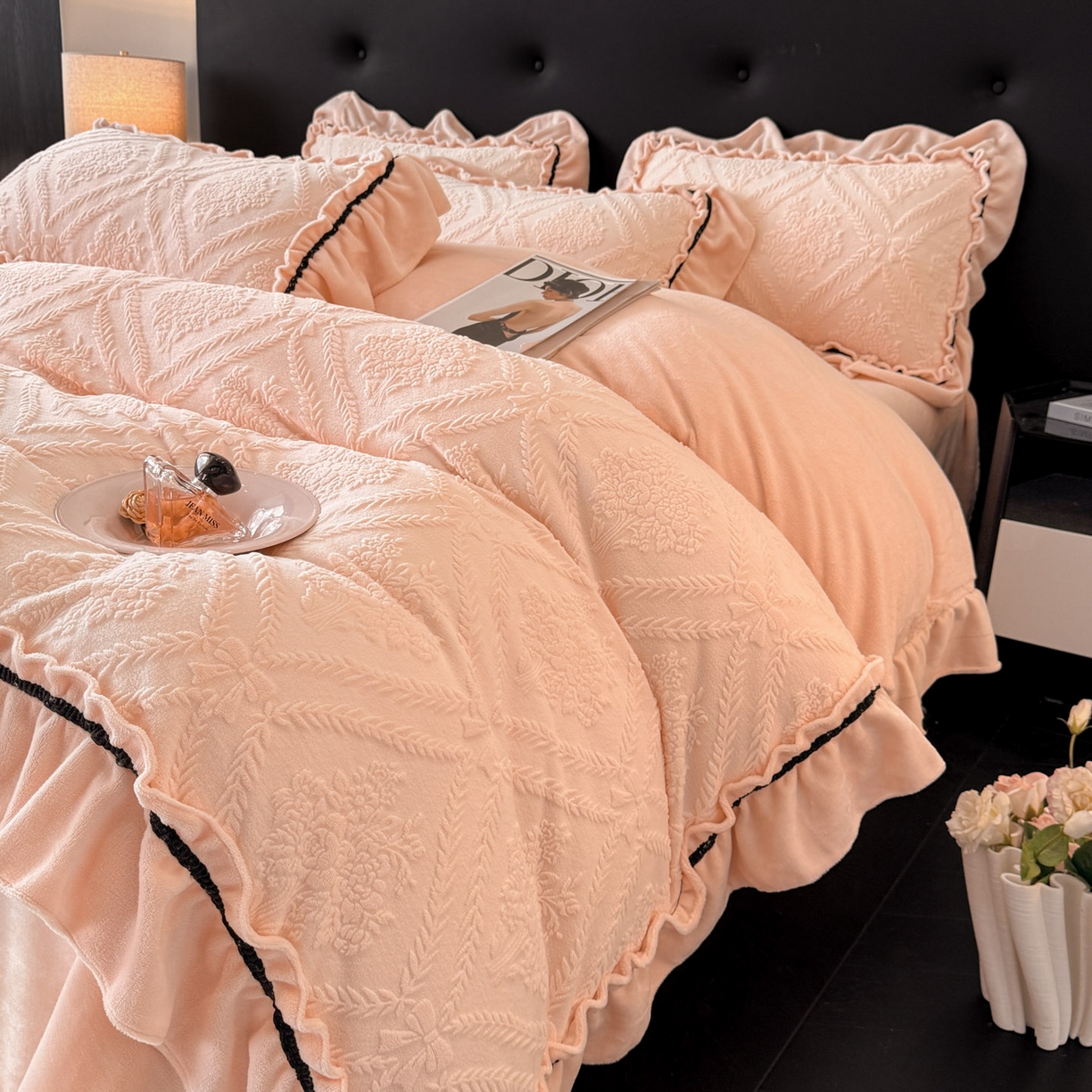 91家纺网 家纺一手货源 找家纺 绘萱家居 2025新款新品爆款高密消光织带花边款雕花牛奶绒四件套 眷恋-粉