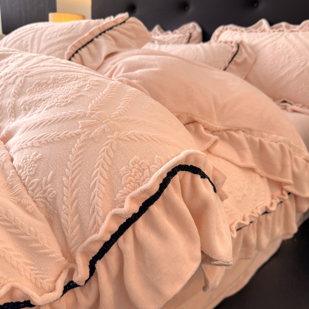 91家纺网 家纺一手货源 找家纺 绘萱家居 2025新款新品爆款高密消光织带花边款雕花牛奶绒四件套 眷恋-粉