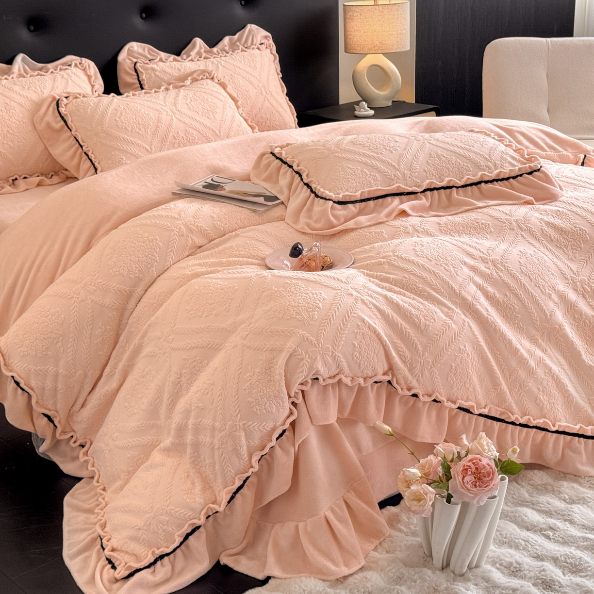 91家纺网 家纺一手货源 找家纺 绘萱家居 2025新款新品爆款高密消光织带花边款雕花牛奶绒四件套 眷恋-粉