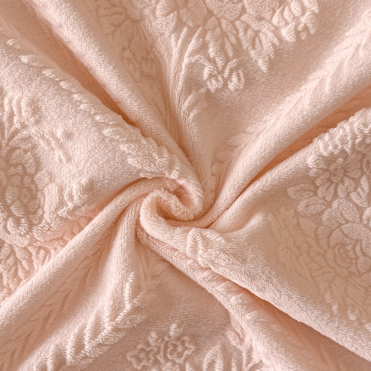 91家纺网 家纺一手货源 找家纺 绘萱家居 2025新款新品爆款高密消光织带花边款雕花牛奶绒四件套 眷恋-粉