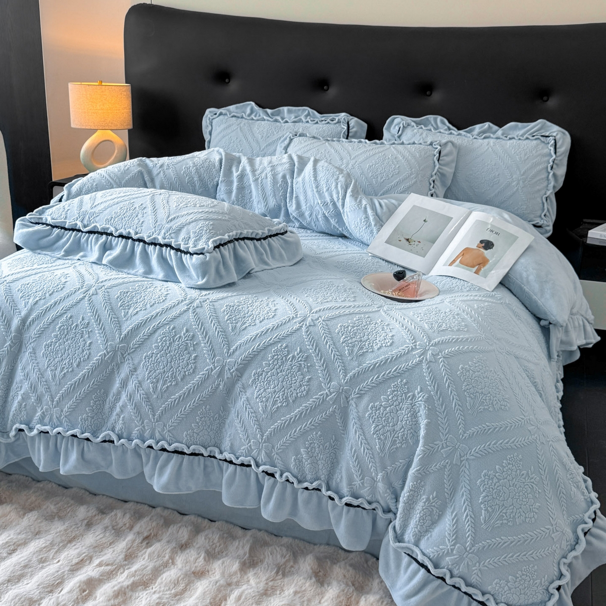 91家纺网 家纺一手货源 找家纺 绘萱家居 2025新款新品爆款高密消光织带花边款雕花牛奶绒四件套 眷恋-兰