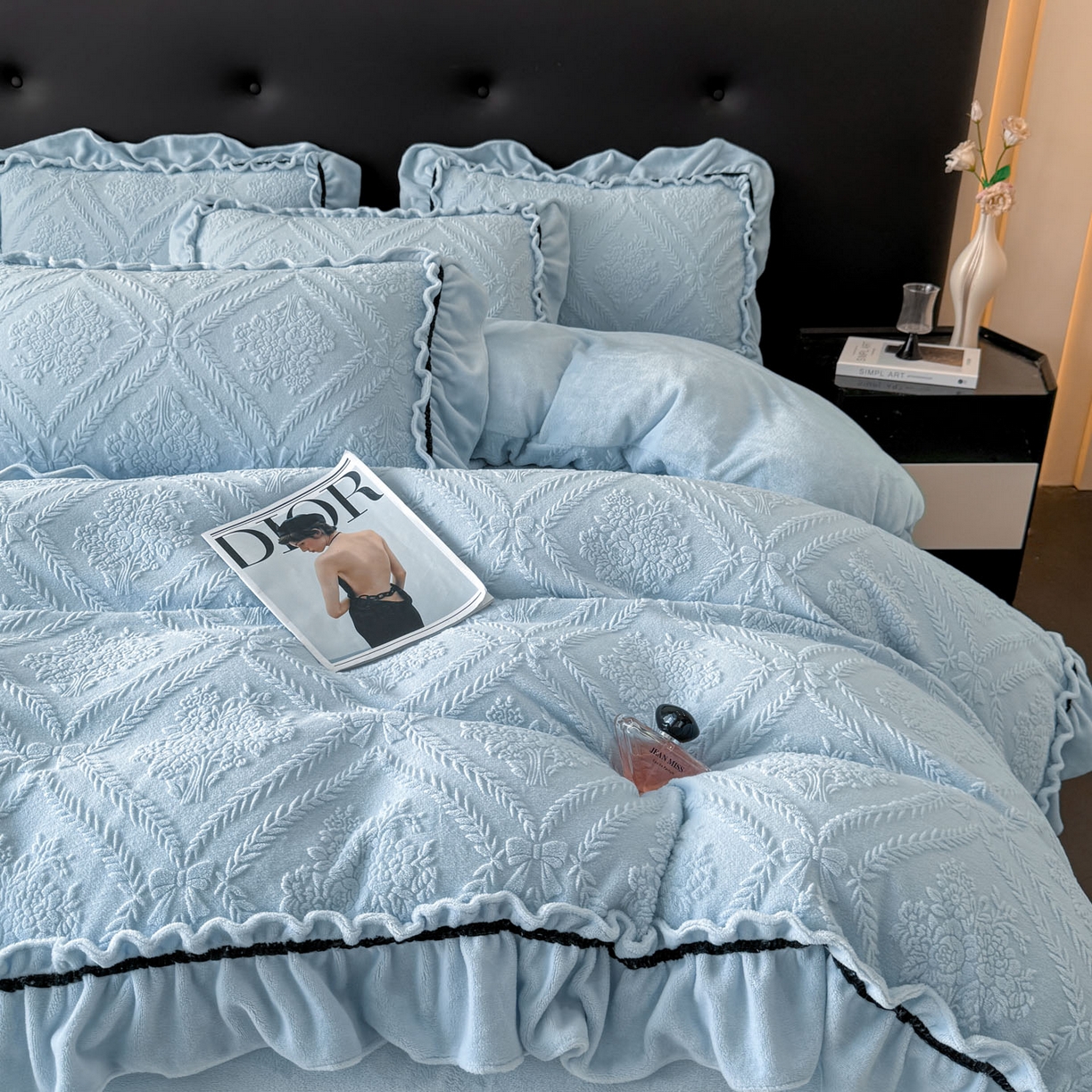 91家纺网 家纺一手货源 找家纺 绘萱家居 2025新款新品爆款高密消光织带花边款雕花牛奶绒四件套 眷恋-兰