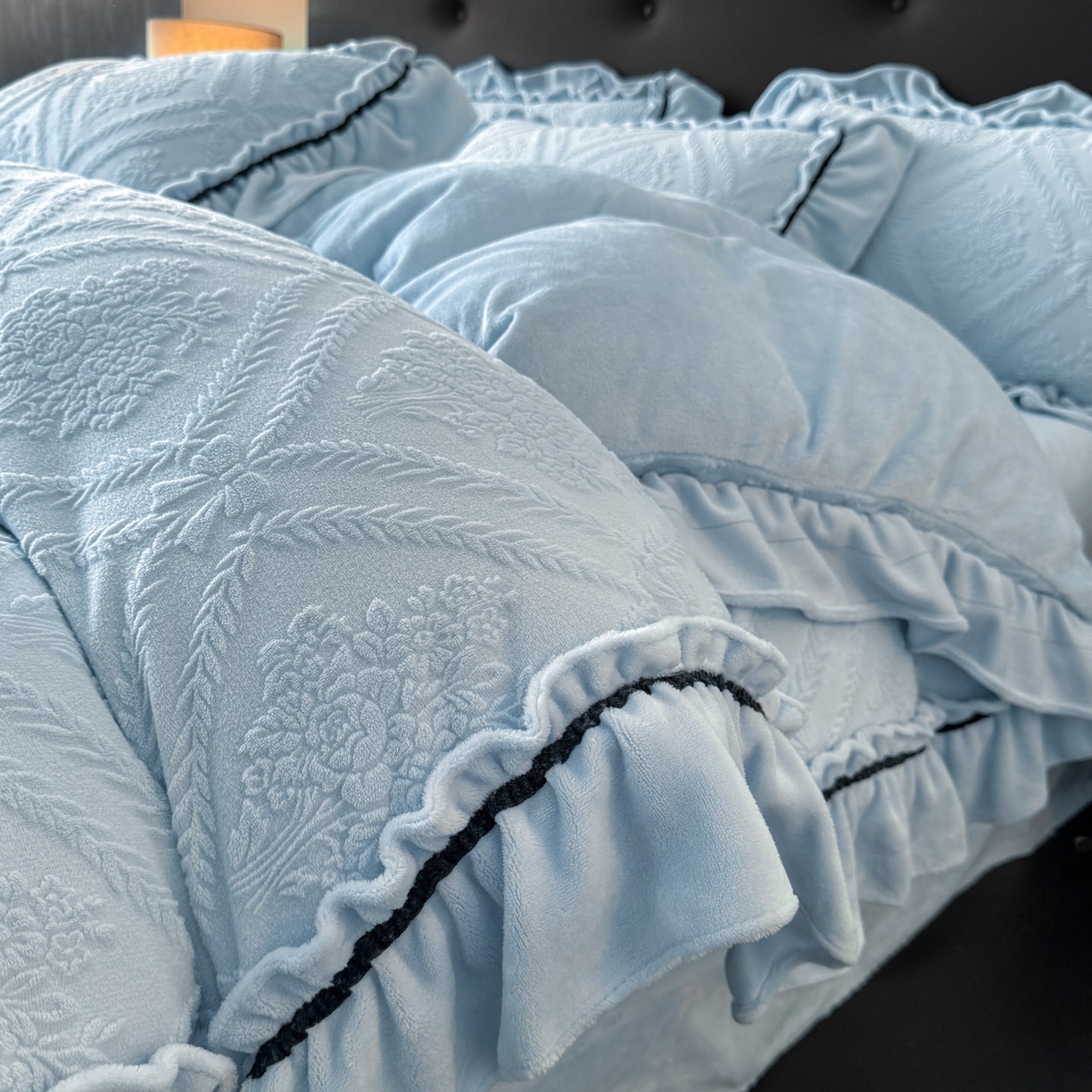 91家纺网 家纺一手货源 找家纺 绘萱家居 2025新款新品爆款高密消光织带花边款雕花牛奶绒四件套 眷恋-兰