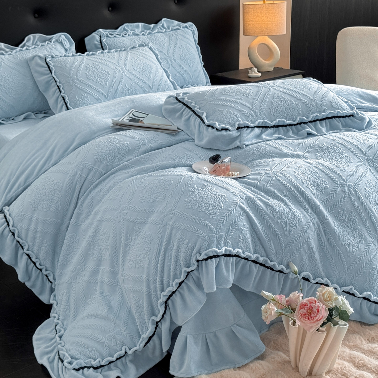 91家纺网 家纺一手货源 找家纺 绘萱家居 2025新款新品爆款高密消光织带花边款雕花牛奶绒四件套 眷恋-兰