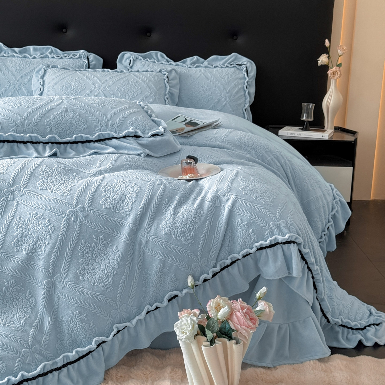 91家纺网 家纺一手货源 找家纺 绘萱家居 2025新款新品爆款高密消光织带花边款雕花牛奶绒四件套 眷恋-兰