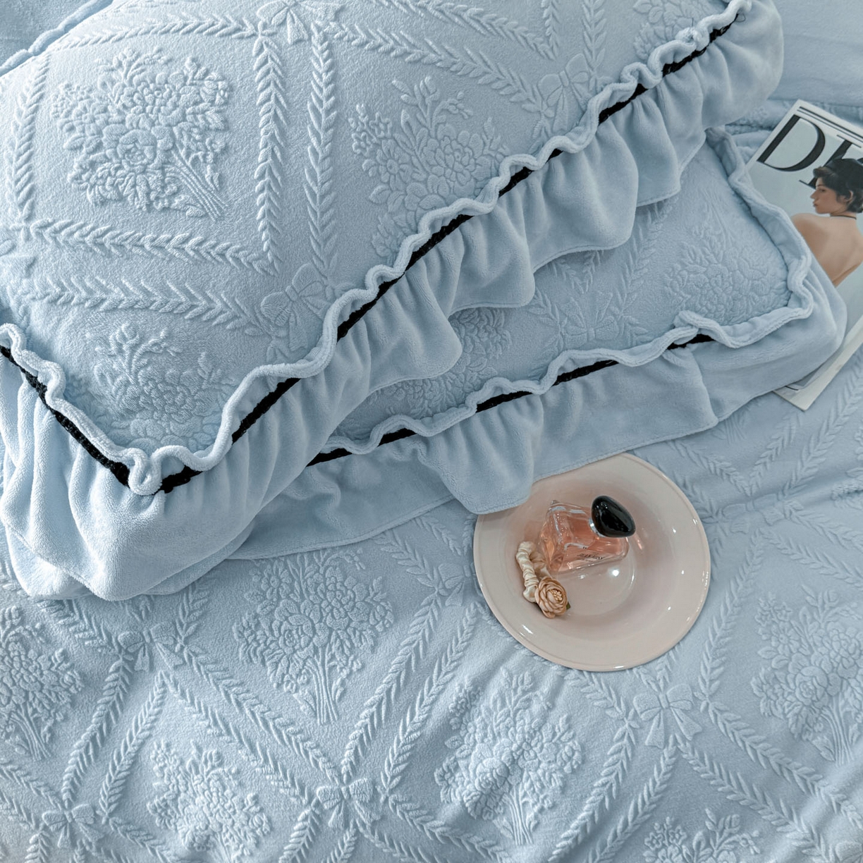 91家纺网 家纺一手货源 找家纺 绘萱家居 2025新款新品爆款高密消光织带花边款雕花牛奶绒四件套 眷恋-兰