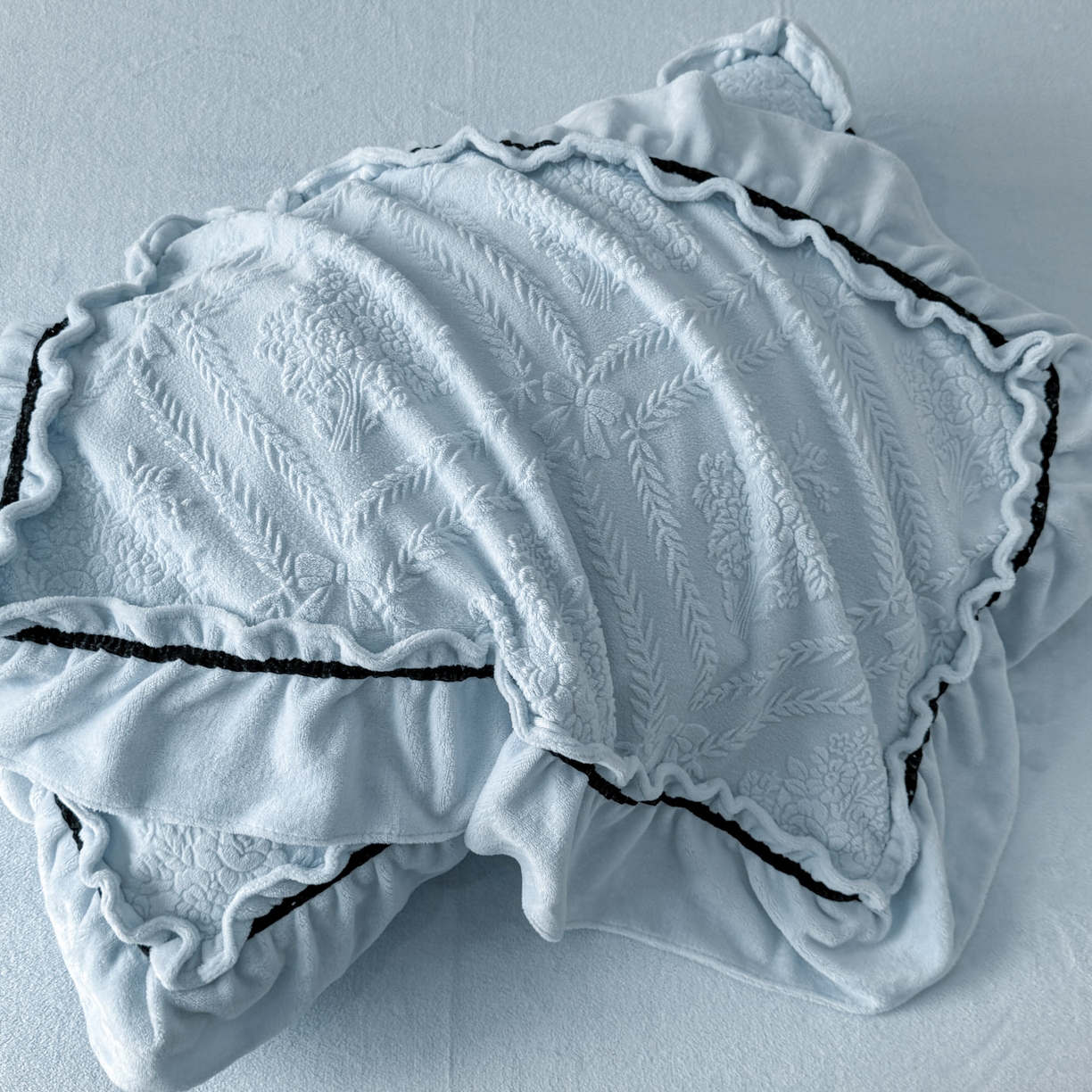 91家纺网 家纺一手货源 找家纺 绘萱家居 2025新款新品爆款高密消光织带花边款雕花牛奶绒四件套 眷恋-兰