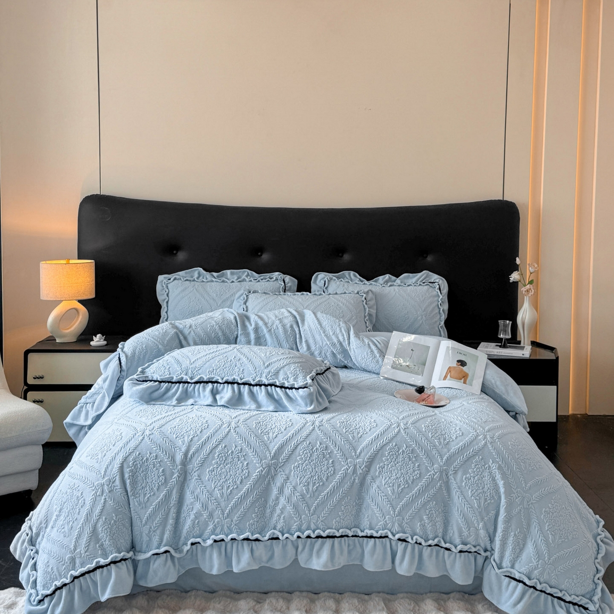 91家纺网 家纺一手货源 找家纺 绘萱家居 2025新款新品爆款高密消光织带花边款雕花牛奶绒四件套 眷恋-兰