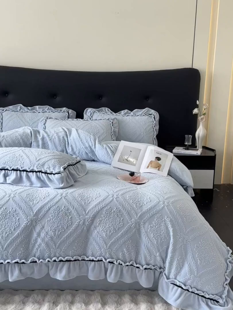 91家纺网 家纺一手货源 找家纺 绘萱家居 2025新款新品爆款高密消光织带花边款雕花牛奶绒四件套 眷恋-兰