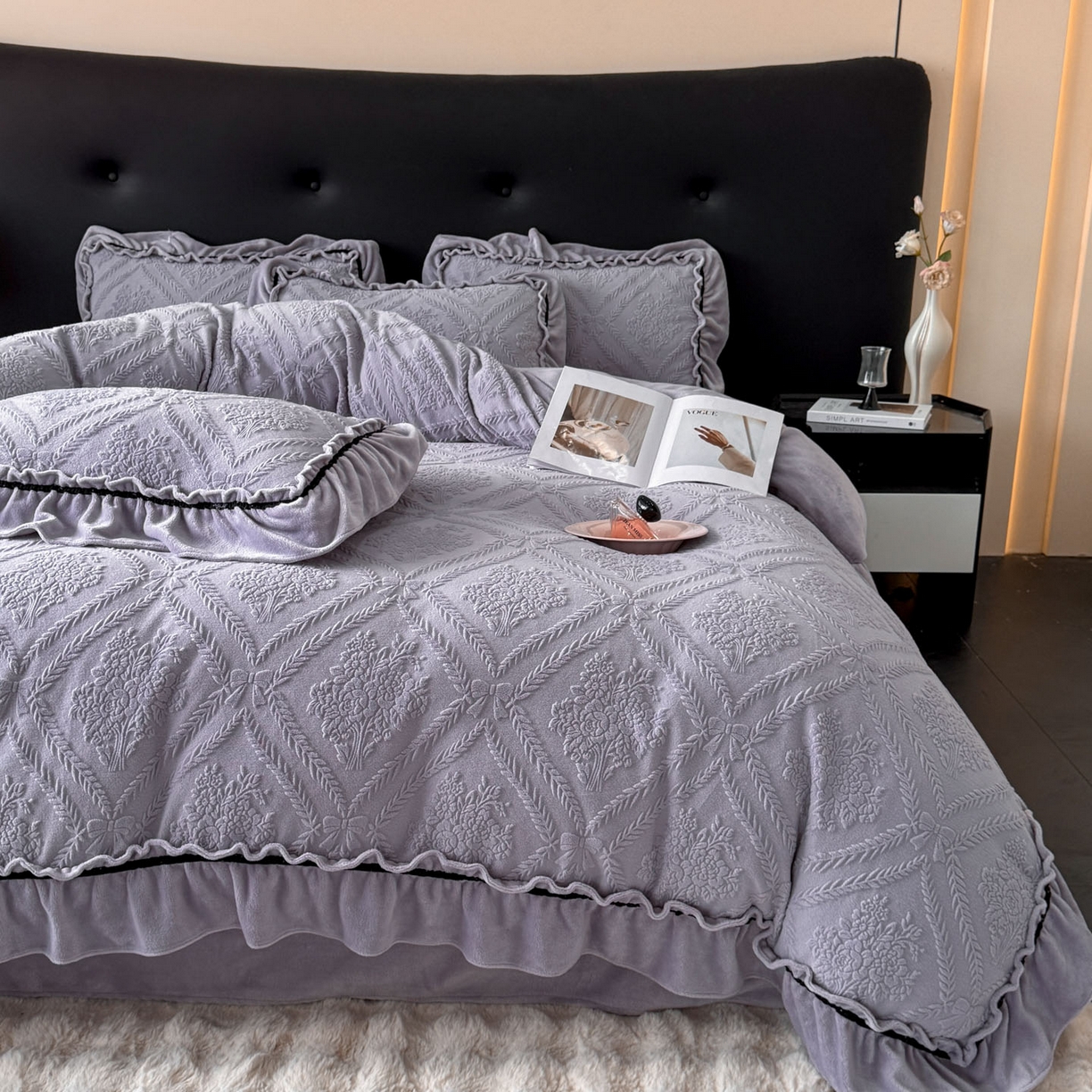 91家纺网 家纺一手货源 找家纺 绘萱家居 2025新款新品爆款高密消光织带花边款雕花牛奶绒四件套 眷恋-紫