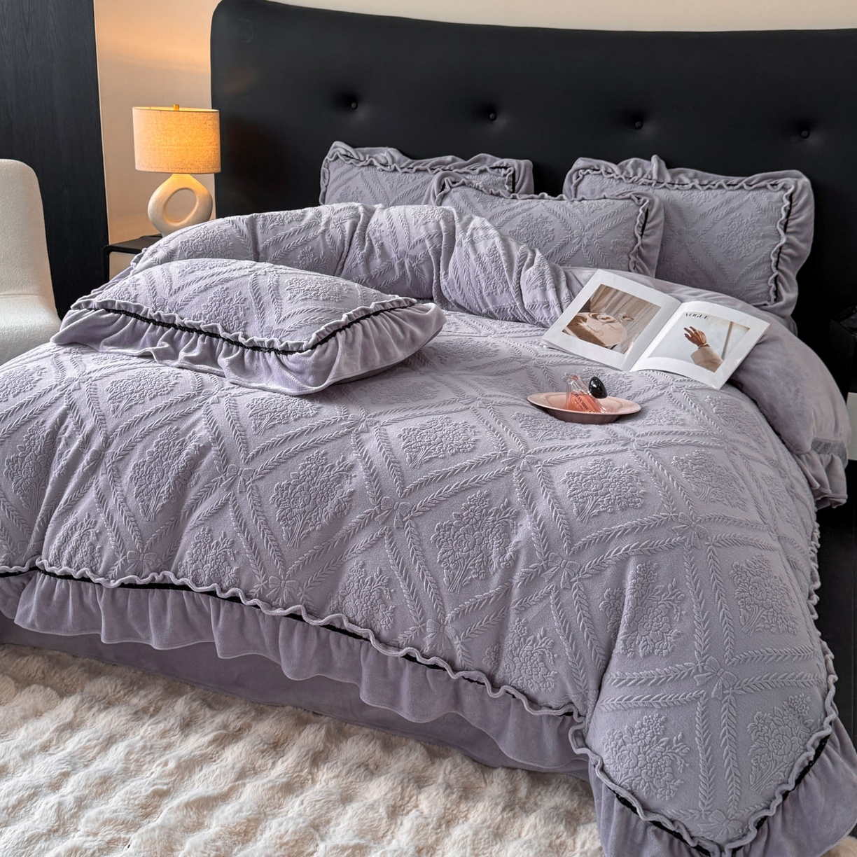 91家纺网 家纺一手货源 找家纺 绘萱家居 2025新款新品爆款高密消光织带花边款雕花牛奶绒四件套 眷恋-紫