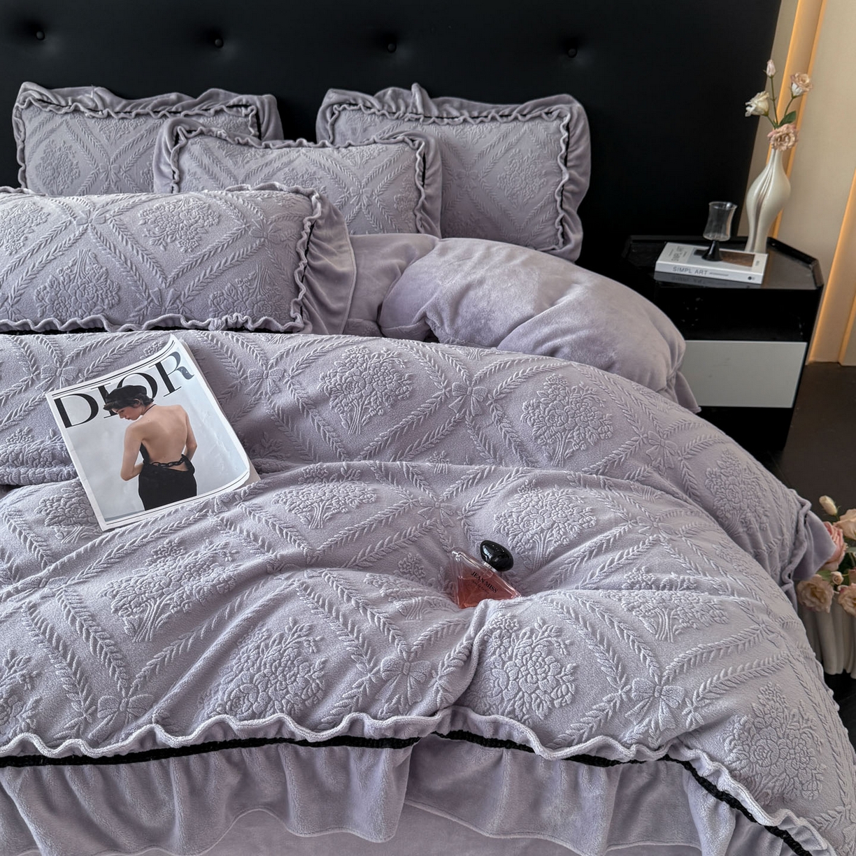 91家纺网 家纺一手货源 找家纺 绘萱家居 2025新款新品爆款高密消光织带花边款雕花牛奶绒四件套 眷恋-紫