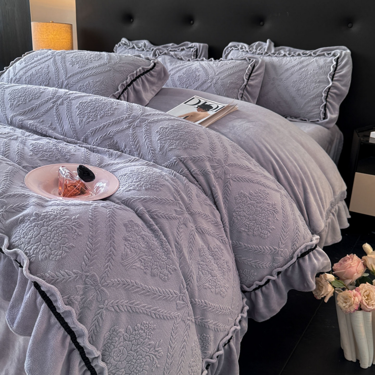 91家纺网 家纺一手货源 找家纺 绘萱家居 2025新款新品爆款高密消光织带花边款雕花牛奶绒四件套 眷恋-紫