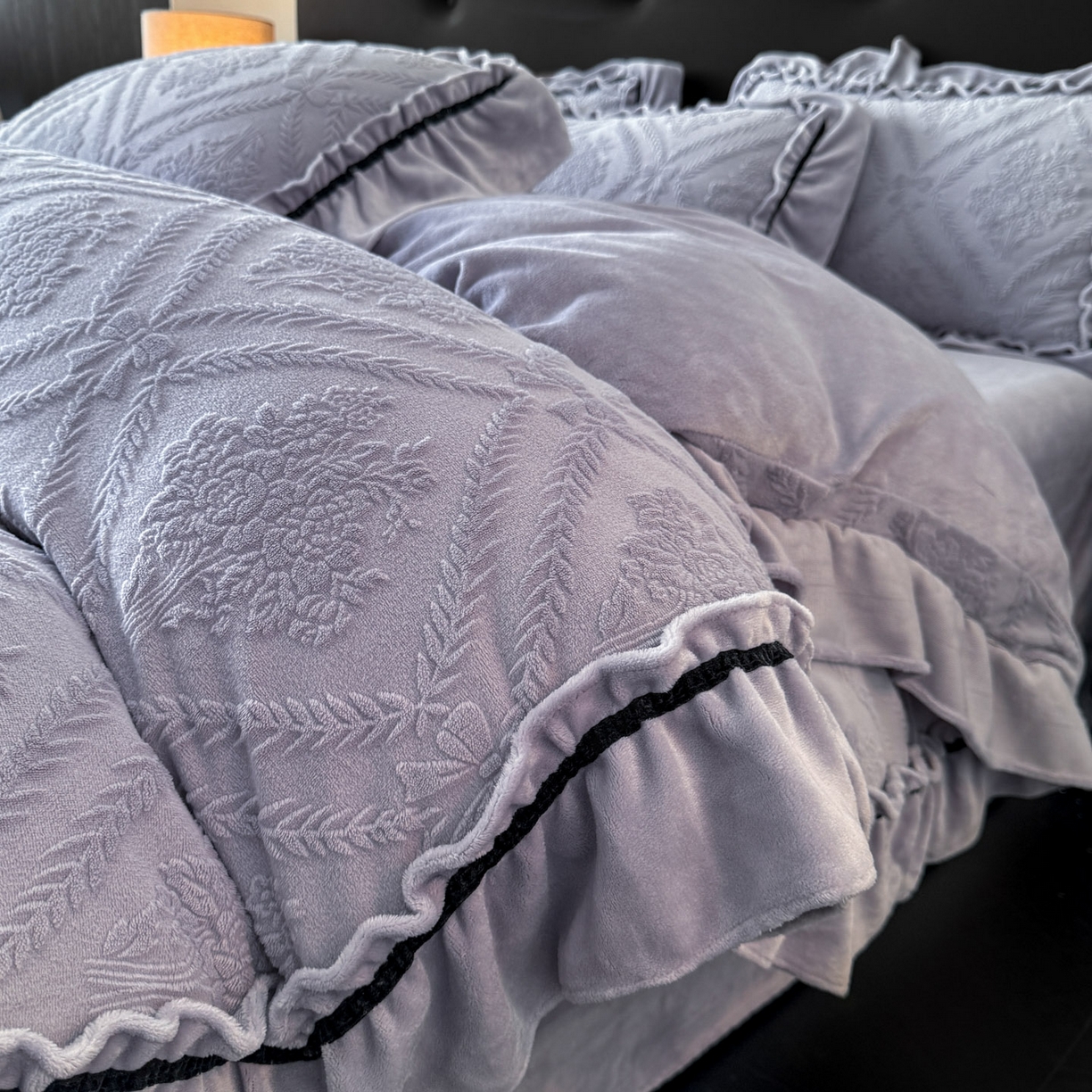 91家纺网 家纺一手货源 找家纺 绘萱家居 2025新款新品爆款高密消光织带花边款雕花牛奶绒四件套 眷恋-紫