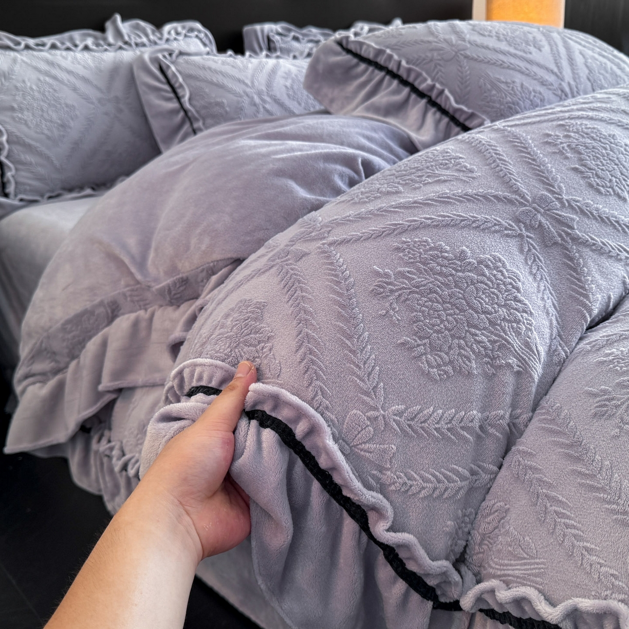 91家纺网 家纺一手货源 找家纺 绘萱家居 2025新款新品爆款高密消光织带花边款雕花牛奶绒四件套 眷恋-紫