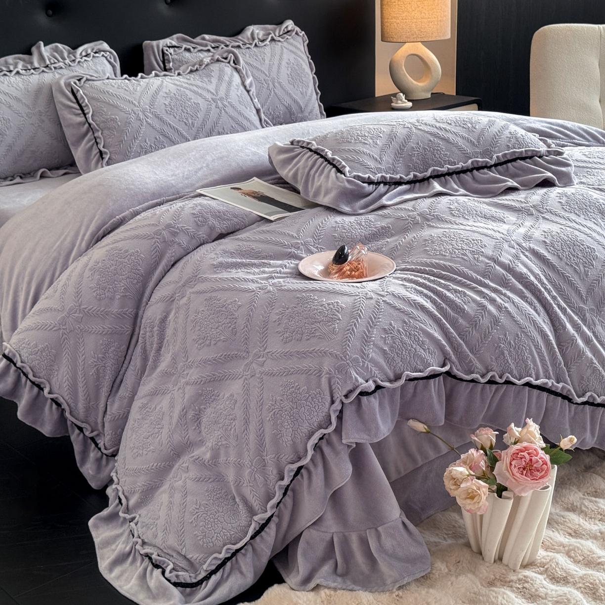 91家纺网 家纺一手货源 找家纺 绘萱家居 2025新款新品爆款高密消光织带花边款雕花牛奶绒四件套 眷恋-紫