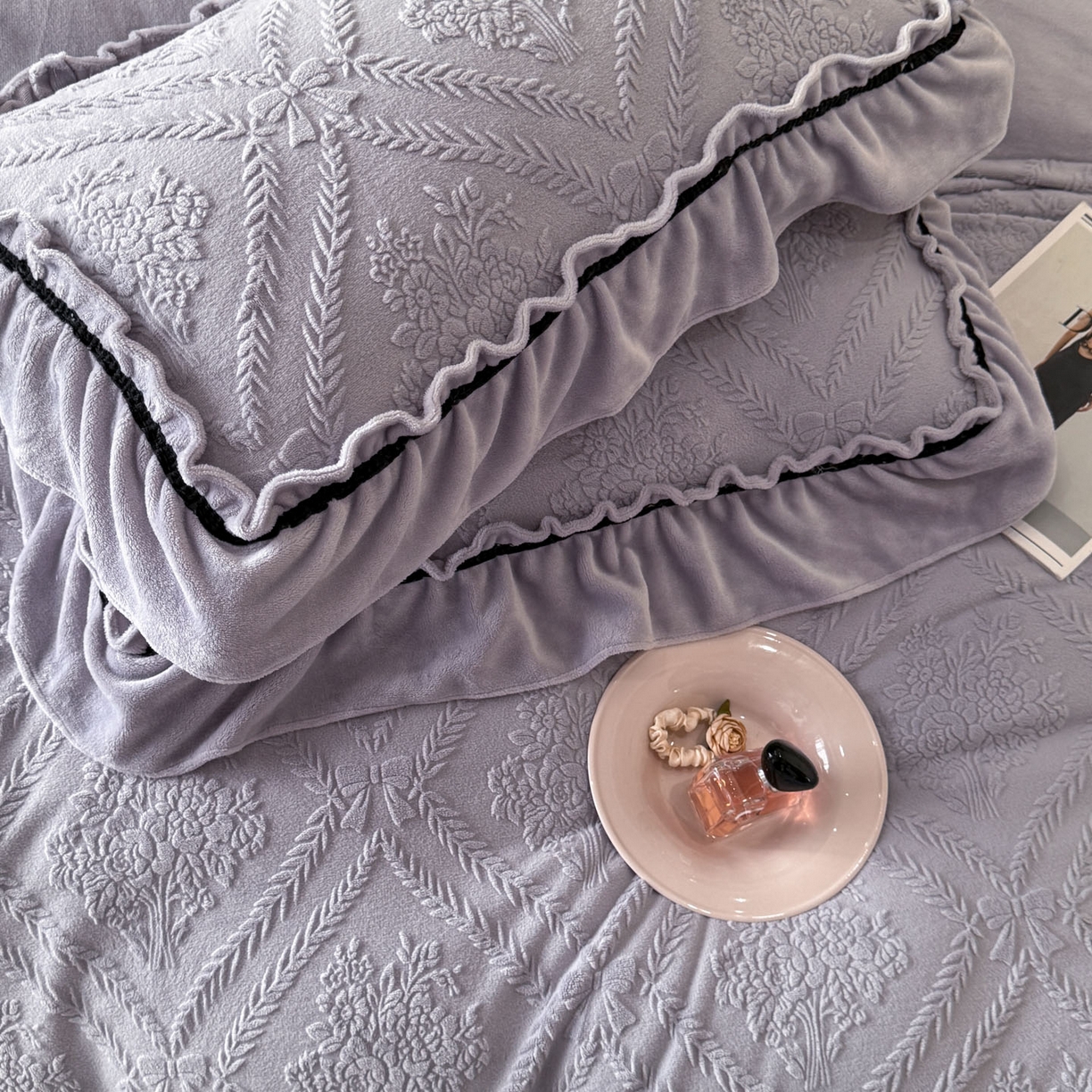 91家纺网 家纺一手货源 找家纺 绘萱家居 2025新款新品爆款高密消光织带花边款雕花牛奶绒四件套 眷恋-紫