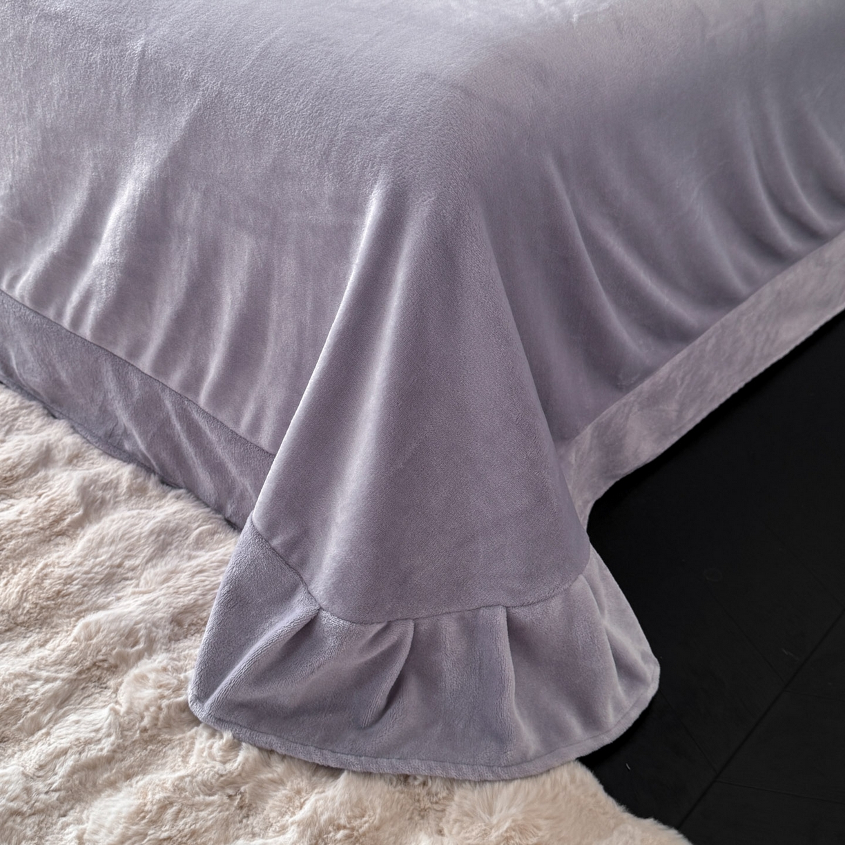 91家纺网 家纺一手货源 找家纺 绘萱家居 2025新款新品爆款高密消光织带花边款雕花牛奶绒四件套 眷恋-紫