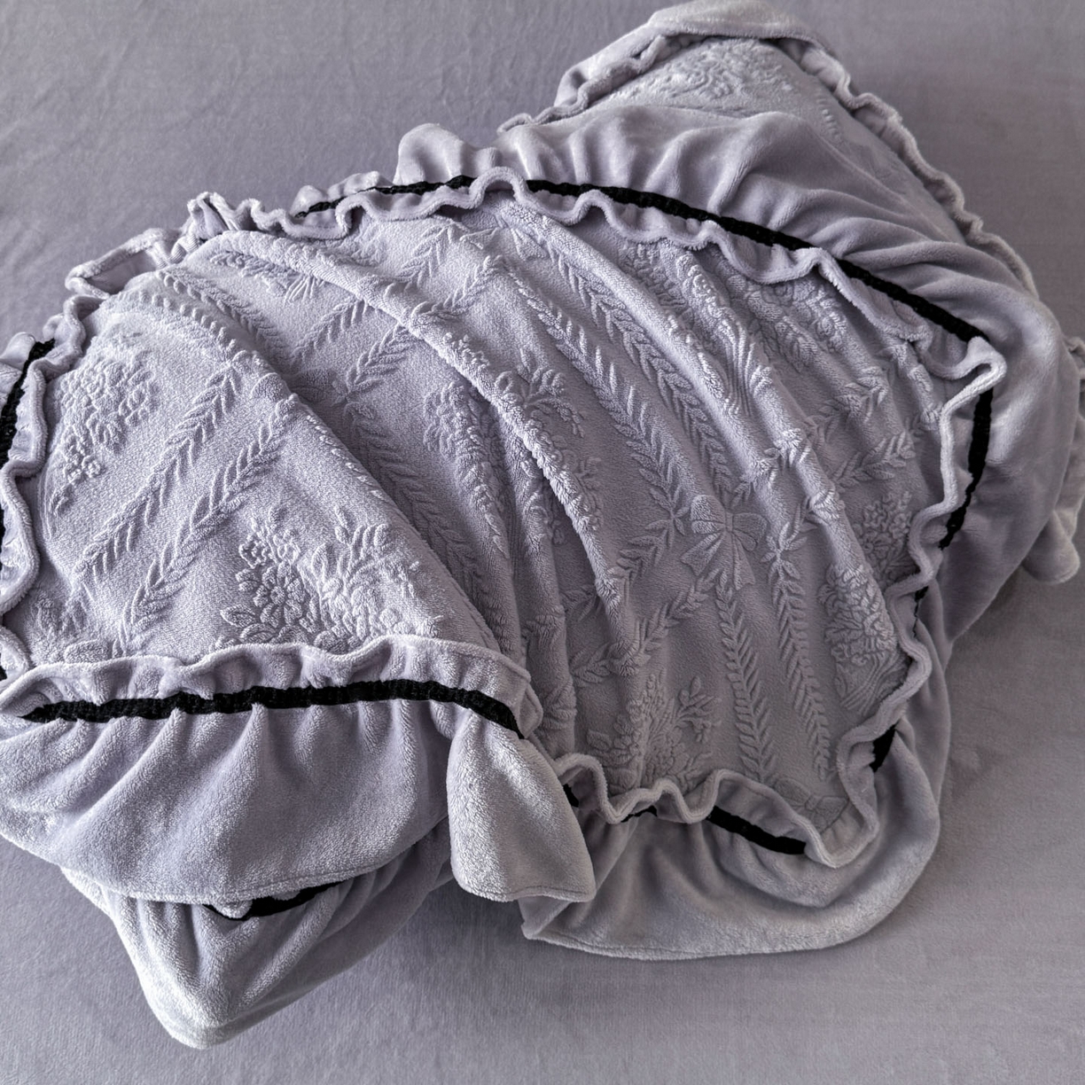 91家纺网 家纺一手货源 找家纺 绘萱家居 2025新款新品爆款高密消光织带花边款雕花牛奶绒四件套 眷恋-紫