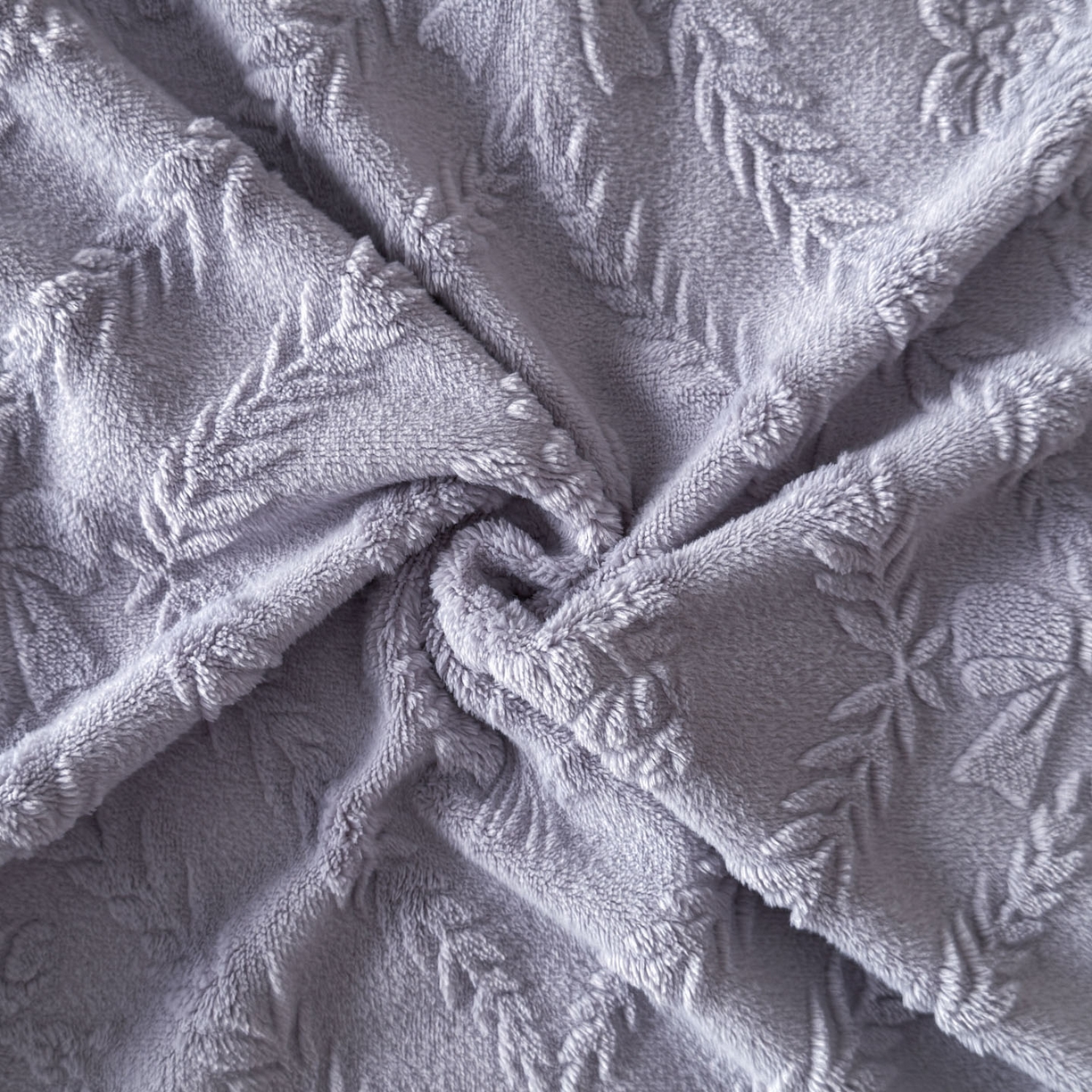 91家纺网 家纺一手货源 找家纺 绘萱家居 2025新款新品爆款高密消光织带花边款雕花牛奶绒四件套 眷恋-紫