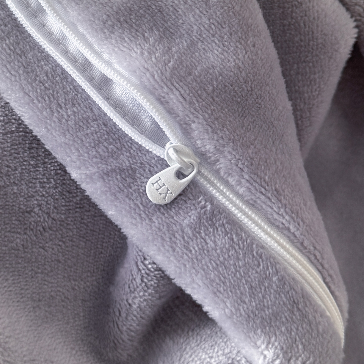 91家纺网 家纺一手货源 找家纺 绘萱家居 2025新款新品爆款高密消光织带花边款雕花牛奶绒四件套 眷恋-紫