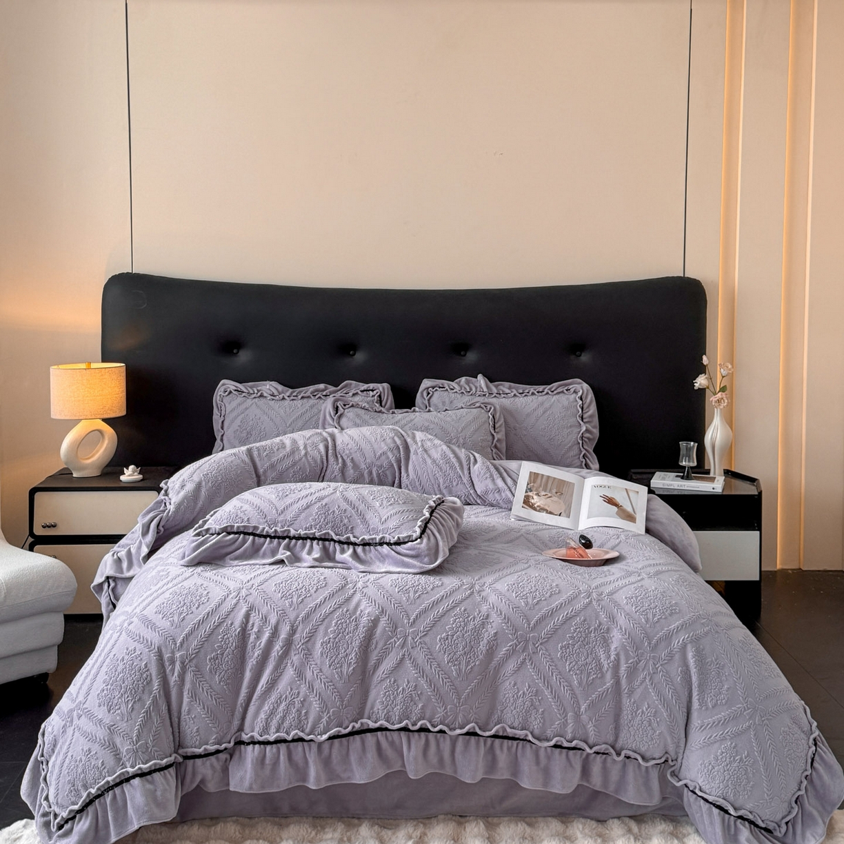 91家纺网 家纺一手货源 找家纺 绘萱家居 2025新款新品爆款高密消光织带花边款雕花牛奶绒四件套 眷恋-紫