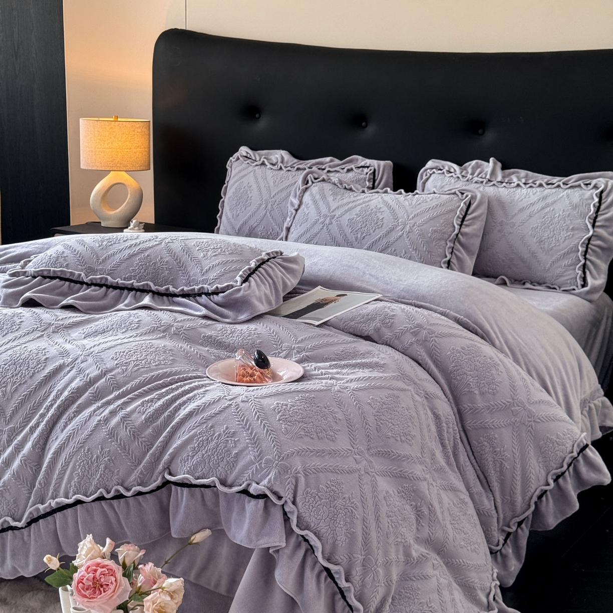 91家纺网 家纺一手货源 找家纺 绘萱家居 2025新款新品爆款高密消光织带花边款雕花牛奶绒四件套 眷恋-紫