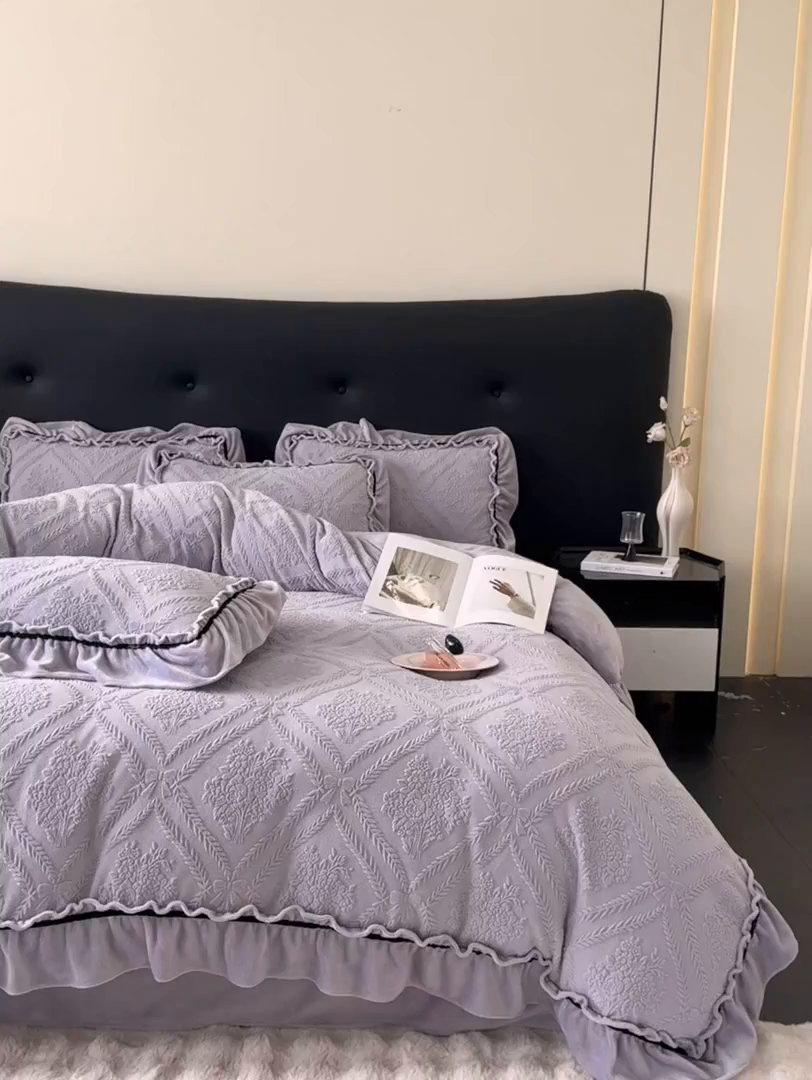 91家纺网 家纺一手货源 找家纺 绘萱家居 2025新款新品爆款高密消光织带花边款雕花牛奶绒四件套 眷恋-紫