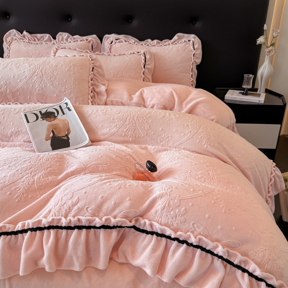 91家纺网 家纺一手货源 找家纺 绘萱家居 2025新款新品爆款高密消光织带花边款雕花牛奶绒四件套 妮娜-粉