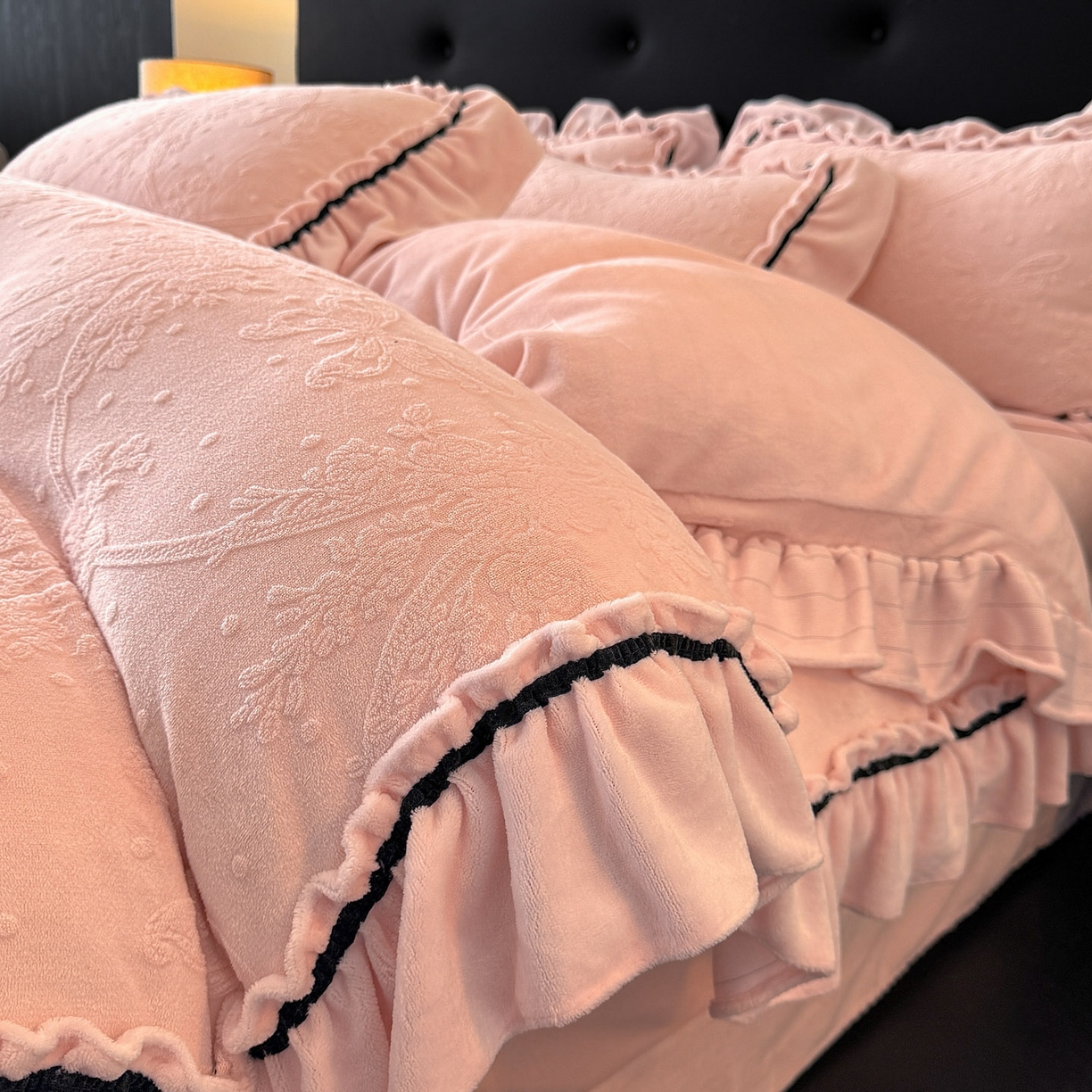 91家纺网 家纺一手货源 找家纺 绘萱家居 2025新款新品爆款高密消光织带花边款雕花牛奶绒四件套 妮娜-粉
