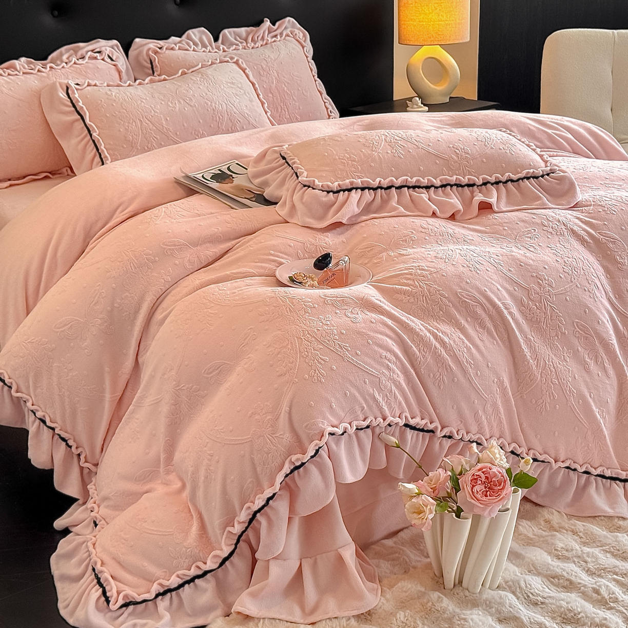 91家纺网 家纺一手货源 找家纺 绘萱家居 2025新款新品爆款高密消光织带花边款雕花牛奶绒四件套 妮娜-粉