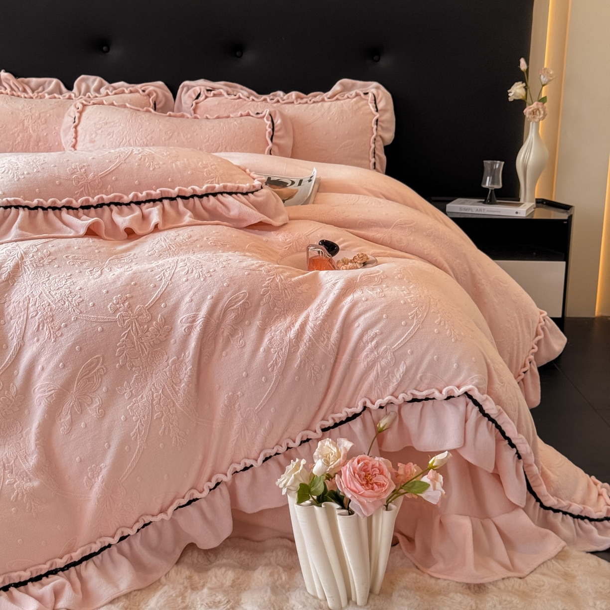 91家纺网 家纺一手货源 找家纺 绘萱家居 2025新款新品爆款高密消光织带花边款雕花牛奶绒四件套 妮娜-粉